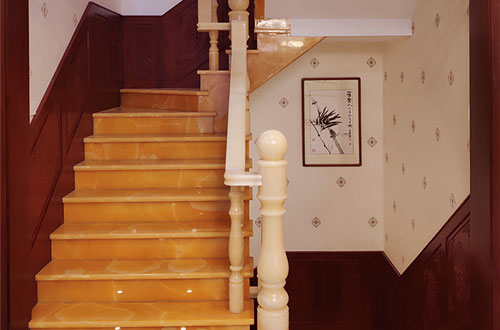 明光中式别墅室内汉白玉石楼梯的定制安装装饰效果